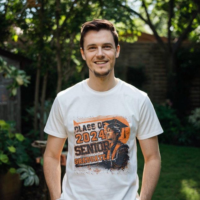 Klasse der Geschenke für Hochschulabsolventen 2024 T-Shirt (Von Creator hochgeladen)