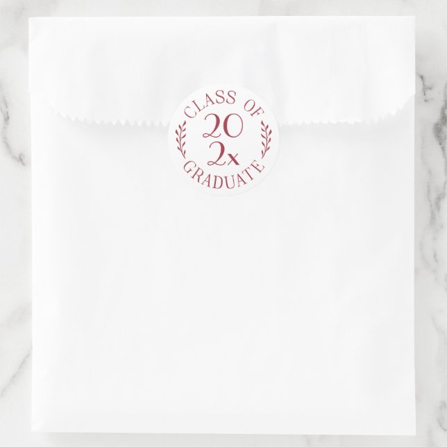 Klasse der Graduate Burgundy White Typografy Runder Aufkleber (Tasche)
