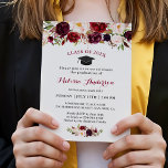 Klasse der Graduationspartei Burgund Rote Flora 20 Einladung<br><div class="desc">Feiern Sie Ihren Abschluss im Stil mit dieser blumengeschichtlichen Einladung. Mit seinen atemberaubenden bordeauxroten Blumen und der schönen Typografie ist diese Graduiertenparty die perfekte Gelegenheit, um Ihren besondere Anlass zu markieren. Ob Sie Familie und Freunde zu einer persönlichen Feier oder einer virtuellen Veranstaltung einladen, diese Einladung ist die perfekte Wahl....</div>