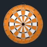 Klasse der personalisierten Uni von 20XX | Orange Dartscheibe<br><div class="desc">Passen Sie das mit Ihrem eigenen Text und Ihren eigenen Farben an! Beispiel zeigt den oberen Text "Dartboard Uni" und den unteren Text "Class of 20XX" mit einer orangen, grauen, schwarzen und weißen Farbpalette. Dies ist ein großartiges Geschenk für Schüler der Uni oder ein Abschluss Geschenk für einen neuen Absolvent!...</div>