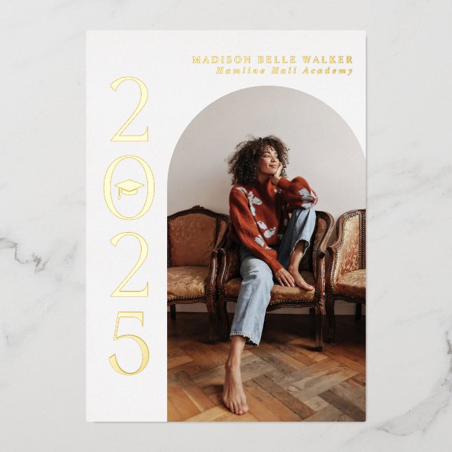 Klasse des Abschlusses mit weißen Bögen 2025 Folieneinladung (Vorderseite)