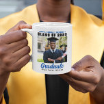 Klasse des Blue Text-Abschlusses für das Foto Grad Kaffeetasse<br><div class="desc">Diese moderne,  in Weiß und Blau gehaltene Tasse für Senior Foto-Absolventen verfügt über Ihren High School- oder Uni-Namen für die Klasse von 2025. Passen Sie mit Ihrem Namen unter dem schicken,  fett handgeschriebenen Drehbuch und dem schwarzen Graduierdeckel für ein großes personalisiertes Abschluss Geschenk an.</div>