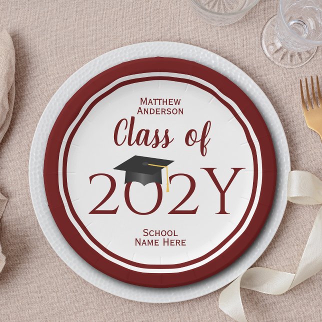 Klasse des Burgundy Red Graduate Abschlusses 2023 Pappteller (Von Creator hochgeladen)