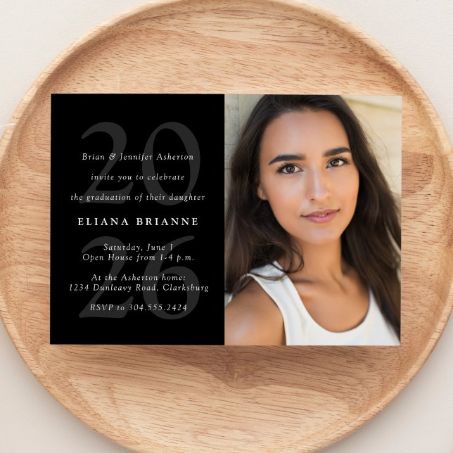 Klasse des einfachen Abschlusses für Schwarz-weiße Einladung (Von Creator hochgeladen)