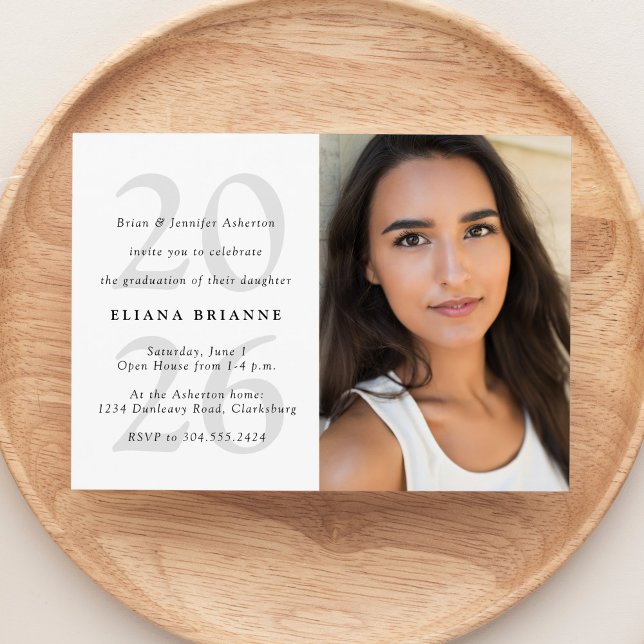 Klasse des einfachen Abschlusses für Schwarz-weiße Einladung (Von Creator hochgeladen)