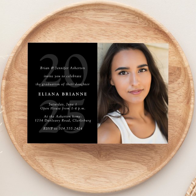 Klasse des einfachen Abschlusses für Schwarz-weiße Einladung (Von Creator hochgeladen)