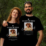 Klasse des Fotos 2023 Glückwunsch Hochschulabschlu T-Shirt<br><div class="desc">Klasse von 2023 Abschluss Foto einfache moderne Drehbuch "Glückwunschs the grad" Schwarz-Weiß-Absolvent personalisierten T - Shirt.          Persönlich mit Ihrem Foto,  Namen,  Schulname und Abschluss Jahr!</div>