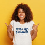 Klasse des modernen Abschlusses der Marine 2025 T-Shirt<br><div class="desc">Feiern Sie Abschluss mit diesem stilvollen T - Shirt, der eine kühne "Klasse der 2025-Absolventen" in Marinebuchy-Typ zusammen mit anpassbarem Text, der Schulname oder etwas Anderes sein kann. Wählen Sie Ihre Schule Farbe Shirt und Rock dieses Shirt stolz. Koordiniert mit der Lea Delaveris Design Bold Graduate Kollektion von Graduate Party...</div>