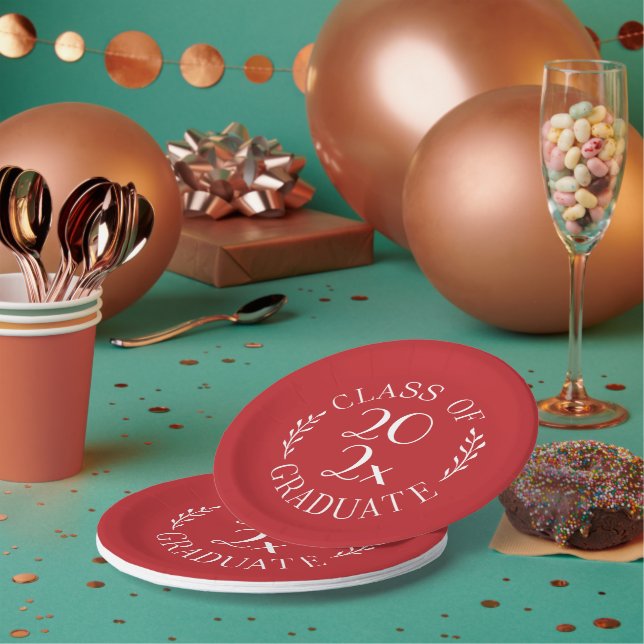 Klasse des roten, schick-weiß-Emblem-Abschlusses 2 Pappteller (Multi)