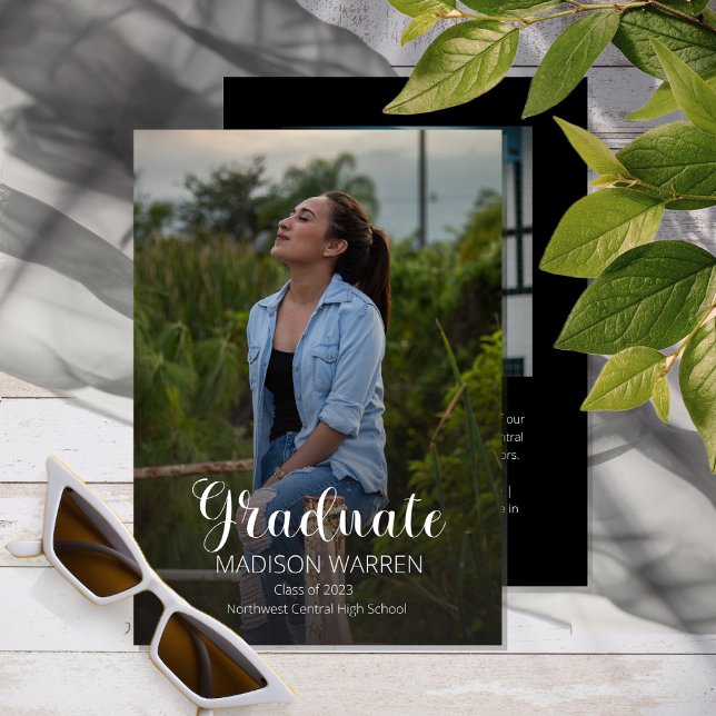 Klasse Script Graduate Zwei-Foto-Abschluss Schwarz Einladung (Von Creator hochgeladen)