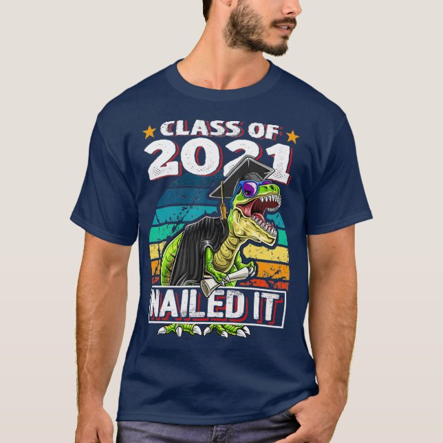 Klasse von 2021 T Rex Dinosaur Graduation Cap Gown T-Shirt (Vorderseite)