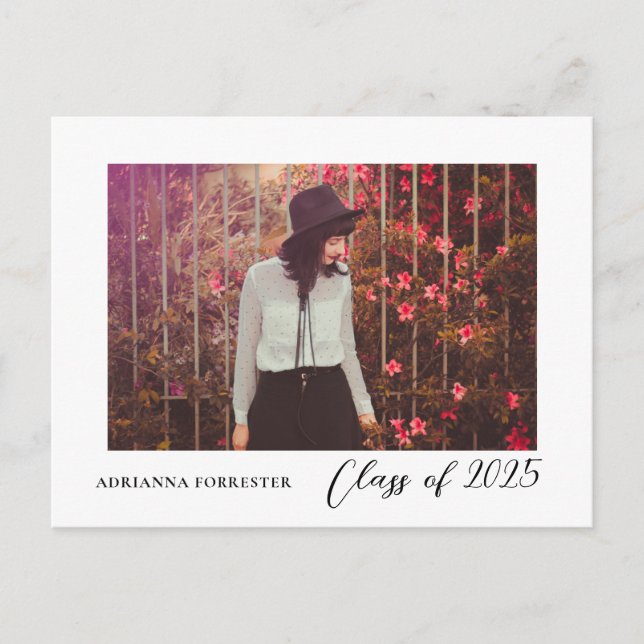 Klasse von 2025 Script Graduate Foto Elegant Einladungspostkarte (Vorderseite)