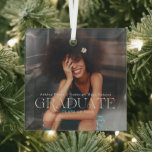 Klasse | Weihnachten im Foto Ornament Aus Glas<br><div class="desc">Modernes Typografie-Overlay von "Graduate". Design beinhaltet auch den Namen des Absolventen mit dem Jahr der Klasse und Ihrem eigenen Foto. Minimal ein Foto-Vorlagen Ihrer bevorzugten persönlichen Fotos für ein Geschenk, das jeder Liebe würde. Ideal für jeden besondere Anlass, Geburtstag, Feiertag oder Weihnachten. Geben Sie ihnen ein Geschenk, das sie Liebe...</div>