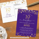 Klasse Wiedersehen Lila Gold Stars leuchten jedes  Postkarte<br><div class="desc">Moderne und elegante Wiedersehen Postcard Einladung für jedes Jahr Wiedersehen (10 Jahre gezeigt) mit goldenen Sternen und Lichtern, eleganter handgeschriebener Schriftzeichen-Typografie und einem individuellen Farbhintergrund (lila dargestellt), mit dem Sie Ihre Schulfarbe oder Party-Themenfarbe ändern können. Alle Texte können bearbeitet werden, um sich selbst zu machen. HILFE: Für Hilfe bei der...</div>