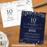 Klasse Wiedersehen Navy Blue Stars leuchten jedes  Postkarte<br><div class="desc">Moderne und elegante Wiedersehen Postcard Einladung für jedes Jahr Wiedersehen (10 Jahre gezeigt) mit silbernen Sternen und Lichtern, eleganter handgeschriebener Schrift Typografie und einem benutzerdefinierten Farbhintergrund (in marineblau dargestellt), mit dem Sie Ihre Schulfarbe oder Party-Themenfarbe ändern können. Alle Texte können bearbeitet werden, um sich selbst zu machen. HILFE: Für Hilfe...</div>