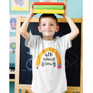 Klassenkameraden der 4. Klasse mit Regenbogenstift T-Shirt