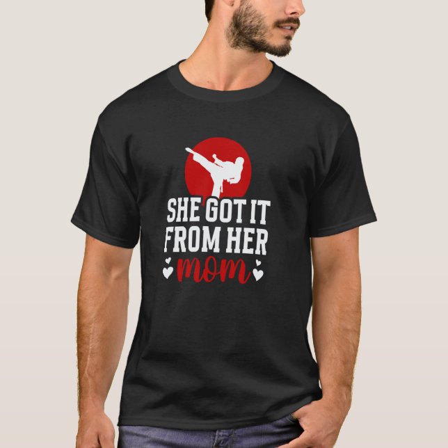 Klassiker Sie hat es von ihrer Mutter Karate-Mama  T-Shirt (Vorderseite)