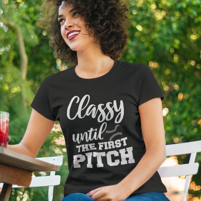 Klassisch bis zur ersten pitch funny Baseball Mama T-Shirt (Von Creator hochgeladen)