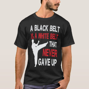 Klassisch Ein Schwarzgurt ist ein weißer Gürtel, d T-Shirt