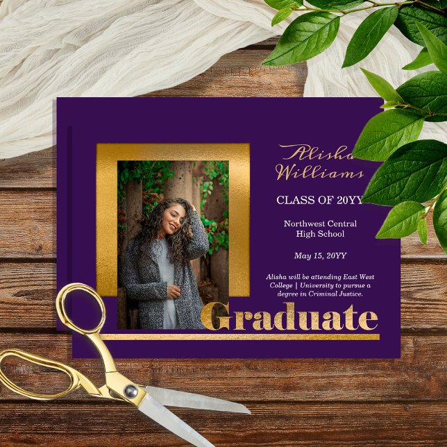 Klassisch elegant Gold Text Graduate 1 Foto Lila Ankündigung (Classy Elegant Gold Tone Text "Graduate" One Photo Purple Graduation Announcement - Print | Download)