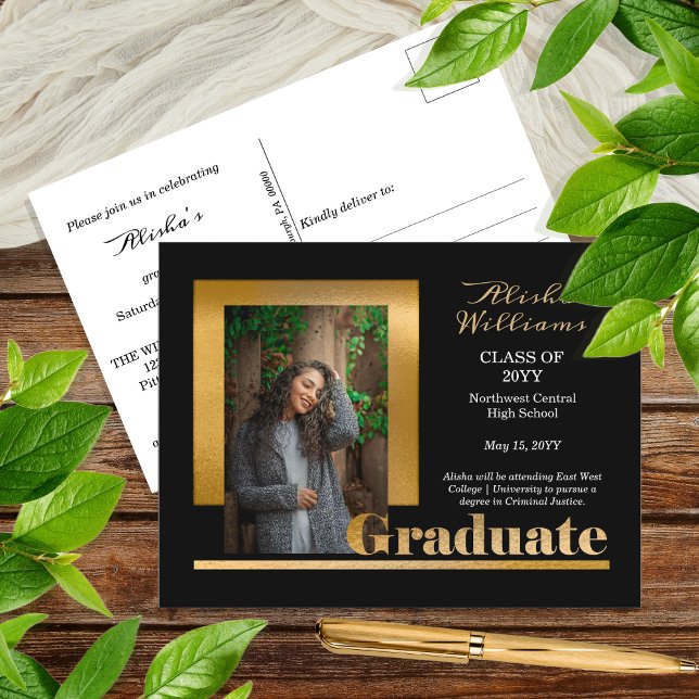Klassisch elegant Gold Text Graduate 1 Foto Schwar Postkarte (Classy Elegant Gold Tone Text "Graduate" One Photo Black  Graduation Announcement Postcard)