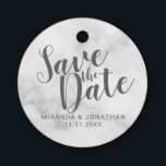 Klassisch elegantes weißes Marmor Hochzeit speiche Geschenkanhänger<br><div class="desc">Classy Elegant Wedding Save the Date Fvor Tags bietet Titel in grau modernem Script Schriftart mit Namen und Datum in modernen Sans Serif Schriftart auf weißem Marmor Hintergrund.</div>