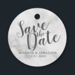Klassisch elegantes weißes Marmor Hochzeit speiche Geschenkanhänger<br><div class="desc">Classy Elegant Wedding Save the Date Fvor Tags bietet Titel in grau modernem Script Schriftart mit Namen und Datum in modernen Sans Serif Schriftart auf weißem Marmor Hintergrund.</div>