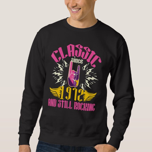 Klassisch seit 1972 und immer noch rockend Retro V Sweatshirt (Vorderseite)