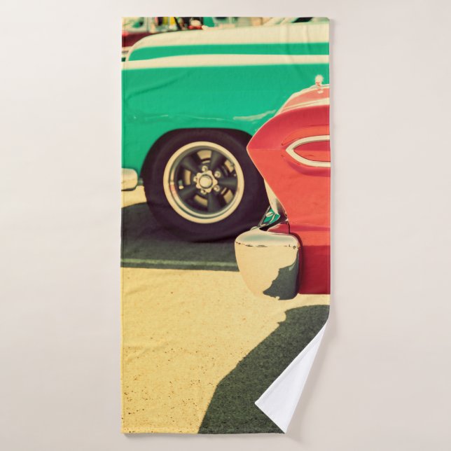Klassische Autos, geparkt in einem Ruderwagen, Vin Badehandtuch (Badehandtuch)