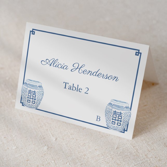 Klassische Blau- und Weiß-Hochzeitstil-Platzkarte Tischnummer (Individual place card design featuring dark blue and white ginger jars and greek key pattern)