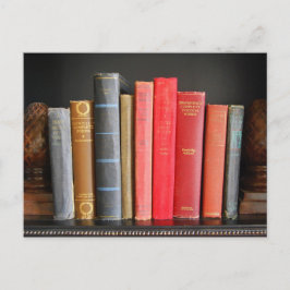 Klassische Bücher auf einem Sofa Postkarte