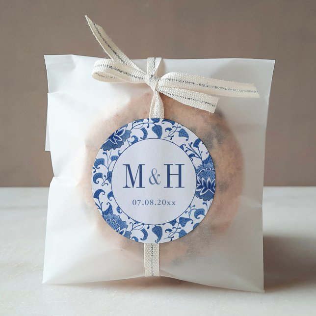 Klassische Chinoiserie Monogram-Gastgeschenk Hochz Runder Aufkleber (Elegant hand painted blue and white chinoiserie print background monogram wedding favor stickers)