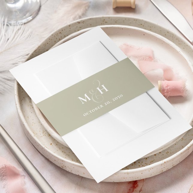 Klassische Einfache Seite Grüne Monografie Einladungsbanderole (Elegant sage green simple monogram invitation belly band.)