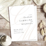 Klassische Elegance Script Monogram Save the Date<br><div class="desc">Moderner Klassiker sparen die Dattelkarten mit eleganten Kalligraphiepaaren monogramm und zeitlosen Serif Schriftart Details in farbeditierbarem Beige,  Schwarz und Weiß,  einfach und raffiniert,  Ideal für formale Vintage Hochzeit,  romantische traditionelle Hochzeit,  moderne klassische Hochzeit in allen Jahreszeiten. Sehen Sie sich alle passenden Stücke in der Sammlung an.</div>