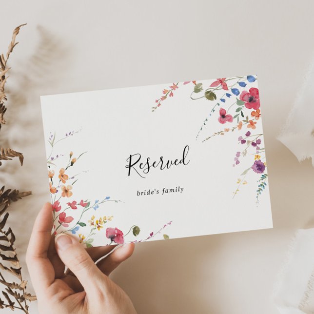 Klassische farbenfrohe Hochzeitsfeier mit floraler (Von Creator hochgeladen)