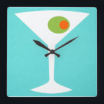 Klassische Film-Martini-Wanduhr Quadratische Wanduhr<br><div class="desc">Diese Klassiker-Film-Martini-Wand-Uhr kennzeichnet einen Türkishintergrund und die weiße Silhouette eines Martini-Glases. Innerhalb des Glases ist eine prachtvolle grüne Olive mit einem orange Piment. Dieses ist eine Spaß-Wanduhr für jeder,  das wünscht,  dass sie ein Charakter in einem klassischen Film waren. Gerüttelt nicht gerührt,  bitte!</div>
