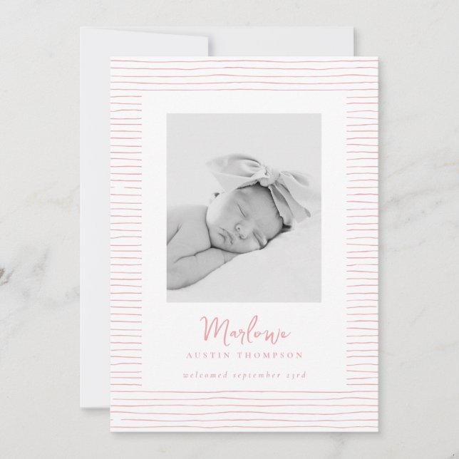 Klassische handgezeichnete Rosa Streifen Geburtsan Einladung (Vorderseite)