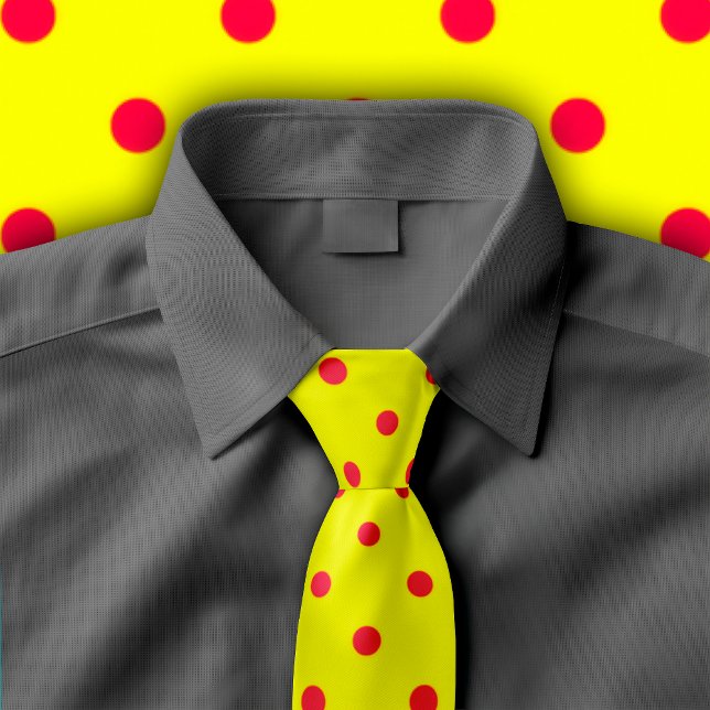 Klassische hochrote Polka-Punkte auf gelber Krawatte (Yellow tie with crimson polka dots on gray button down shirt.
)
