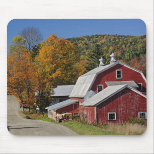 Klassische ländliche Scheune und Straße, weißer Mousepad