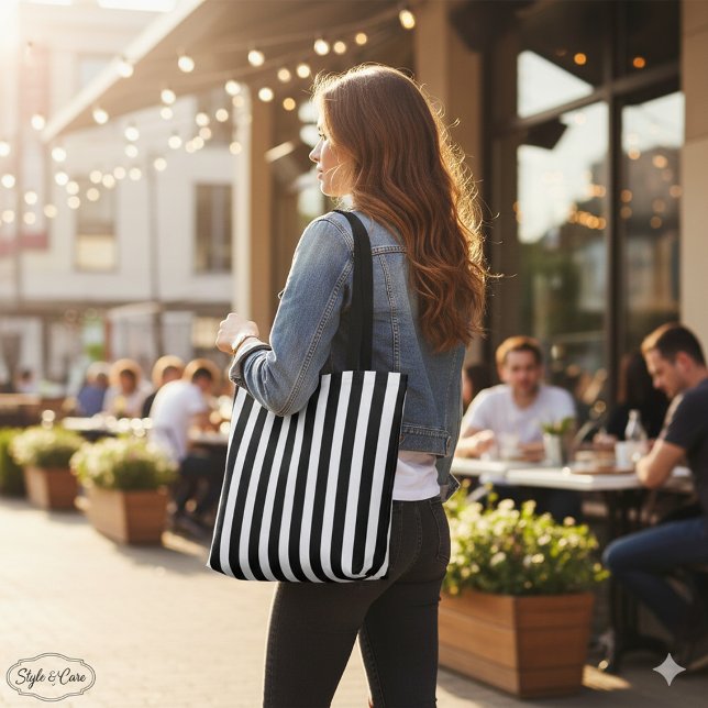 Klassische, moderne, gestreifte schwarz-weiße Carr (Classic Modern Striped Black and White Carryall Tote Bag)