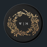 Klassische Mongram Black Wappen Hochzeit Magnet<br><div class="desc">onyx tuxedo schwarz klassisches Monogram Wappen Classic Elegant Wedding ____________________________ ***dieses Design ist Teil einer Kollektion**** Erleben Sie den Charme zeitloser Eleganz mit meiner traditionellen Monogram Wreath Classic und Elegant Wedding Collection. Diese Kollektion besticht durch personalisierte mit Monogramm Designs mit einem aufwändig gewebten Kranz und Rahmen, die das Wesen einer...</div>