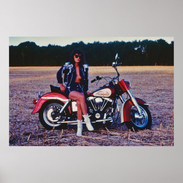 Klassische Pinup Girl auf einem Motorrad Poster (Vorne)