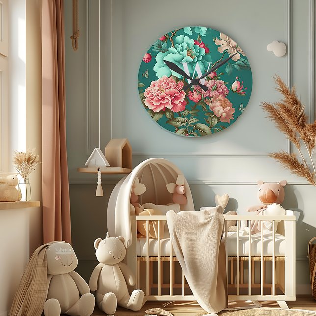 Klassische Romantik Aquamarin und Rosa BlütenMit M Runde Wanduhr (Elegant Vintage Teal Blue Floral Monogrammed Wall Clock)