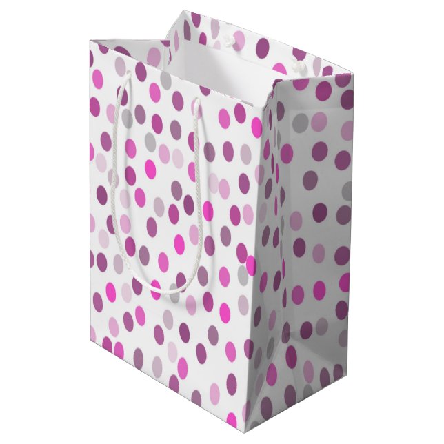 Klassische rosa Polka Punkte auf Weiß Mittlere Geschenktüte (Rückseite Schrägansicht)