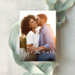 Klassische Save the Date vertikale Fotokarte<br><div class="desc">Eine einfache,  aber elegante Save the Date Fotokarte,  um Ihre Verlobung und kommende Hochzeit bekannt zu geben. Das senkrechte Foto des Single ist ganz in Weiß gehalten und bietet viel Platz für Namen und große Tagesdetails.</div>