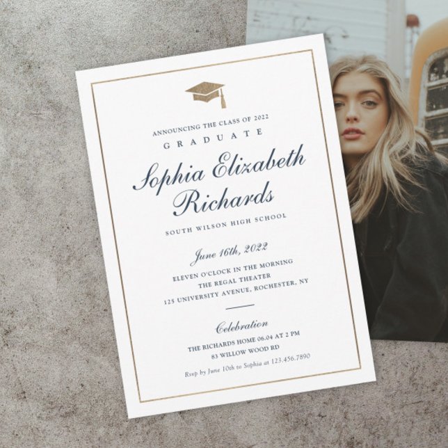 Klassische Schriftzug Gold Foto Abschluss Einladun Einladung (Classic navy blue and gold script formal photo graduation invitations.)