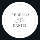 Klassische Schwarz-Weiß-Personalisierte Namen Hoch Runder Aufkleber<br><div class="desc">Dieser individuell anpassbare Sticker,  der sich mit unserer Romantik Script Hochzeitskollektion abstimmt,  verfügt über kalligraphische grafische Ampere und einen klassischen Serif-Schriftart in schwarz. Matching-Elemente verfügbar.</div>