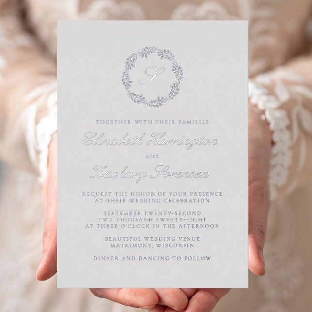 Klassische Silver Monogram Krautschrift Gray Weddi Folieneinladung (Von Creator hochgeladen)
