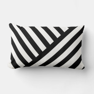 Klassische Streifen diagonal schwarz auf weiß. Lendenkissen