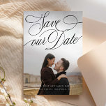 Klassische Swooping-Kalligrafie Save The Date<br><div class="desc">Dieser klassische und traditionelle Stil Save the Date mit einer Platzhalterkarte für ein Foto ist ideal für Paare, die eine traditionelle Ästhetik Liebe. An der Vorderseite steht das Wort "rett unser Datum", das in einer romantischen, klassischen, schwindenden Kalligrafie-Schrift geschrieben ist. Die Hintergrundfarbe auf der Rückseite der Karte kann in jede...</div>